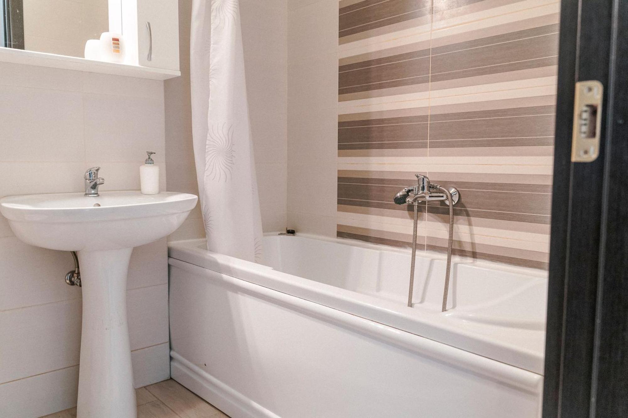 M&M Apartment Oradea Bagian luar foto
