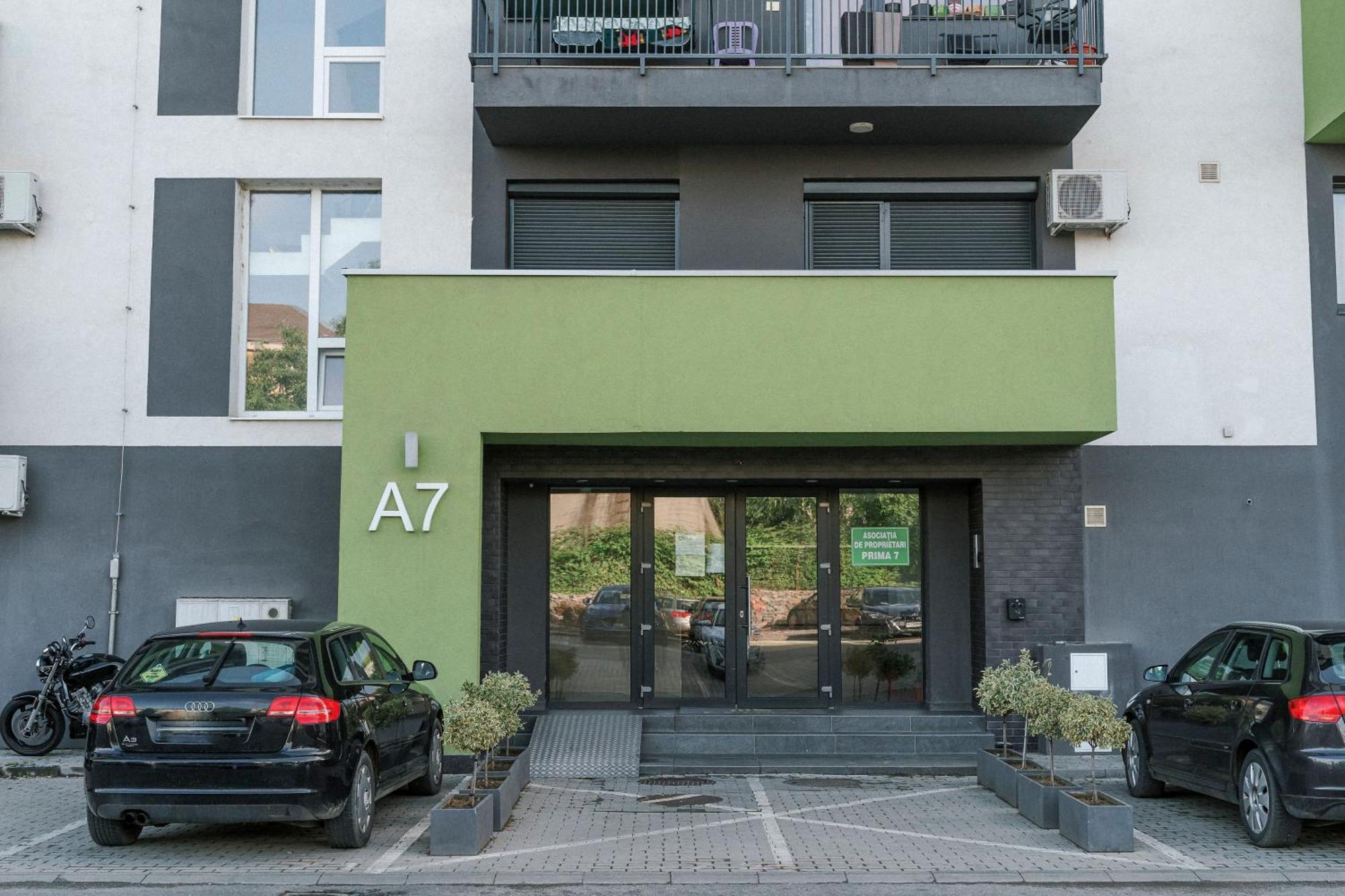 M&M Apartment Oradea Bagian luar foto